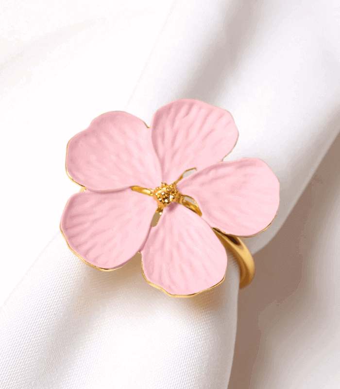 Set mit 6 Serviettenringen aus Metall mit Blumenmuster in Gold und Weiß