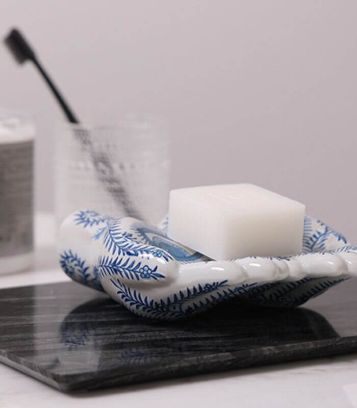 Zarte Porzellan-Handskulptur, blau-weißes Dekorationsobjekt