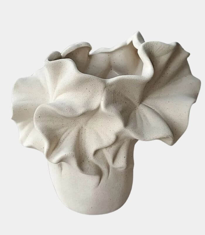Sculptural Ceramic Vase with Organic Ruffle Design – Contemporary Tabletop Vase 17x20 cm