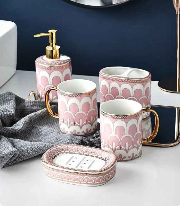 5-teiliges Badezimmer-Accessoires-Set aus Keramik in Rosa, Weiß und Gold