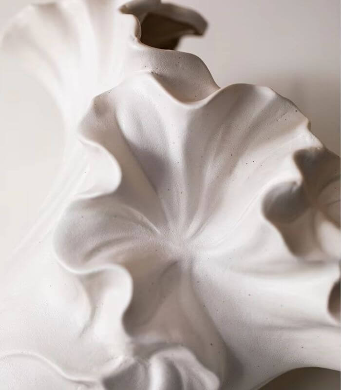 Sculptural Ceramic Vase with Organic Ruffle Design – Contemporary Tabletop Vase 17x20 cm