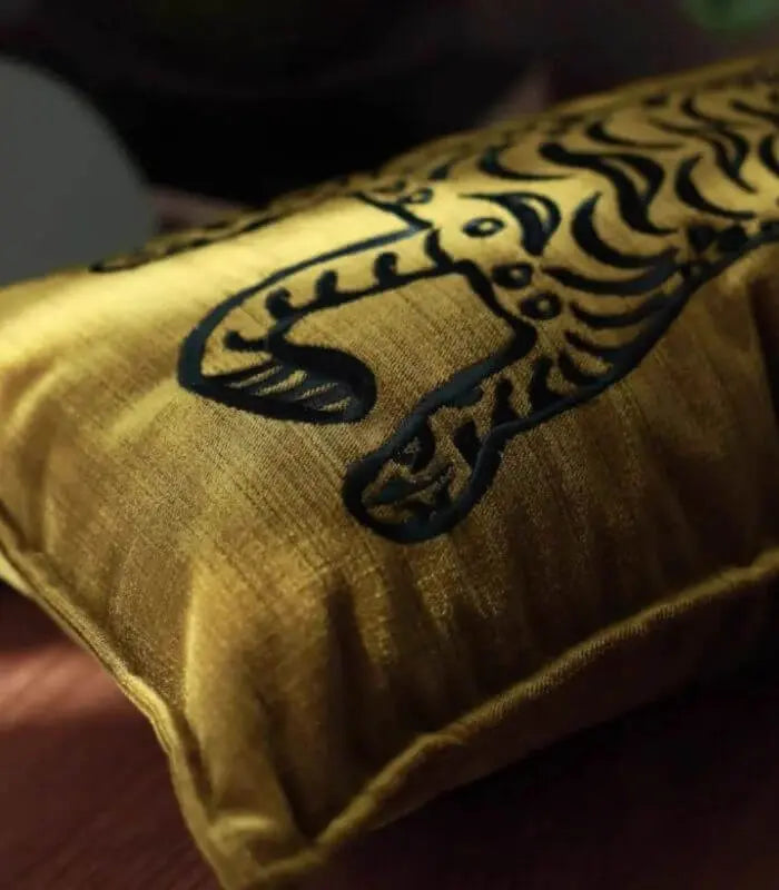 Tiger Embroidered Velvet Cushion Cover – Statement Accent Design 30x50 cm (20 x 12in) Golden
