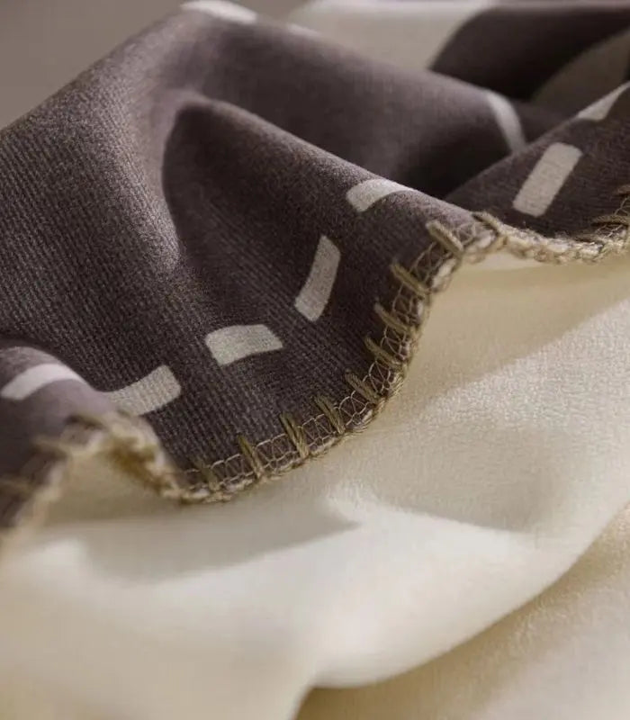 Chaîne d'Élégance Throw Blanket - Parisian Inspired Home Accent