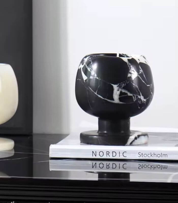 Moderner Kerzenhalter aus schwarzem Marmor – Kugel-Design aus Naturstein