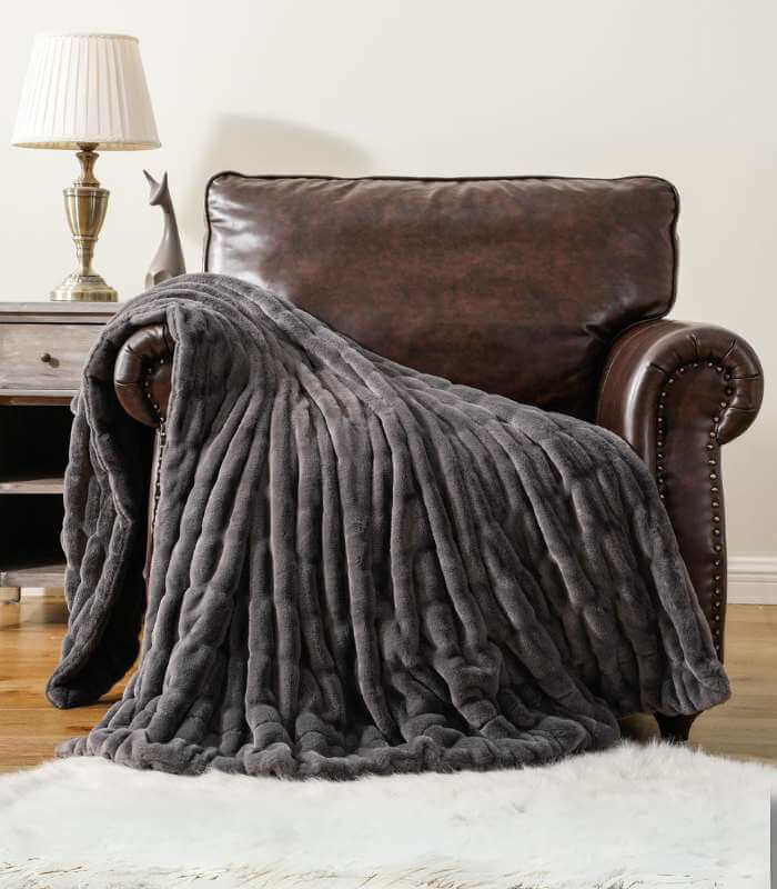 Faux Fur Throw Blanket Luxe Grey Plush and Thick (2 kg)