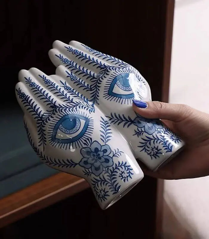 Zarte Porzellan-Handskulptur, blau-weißes Dekorationsobjekt