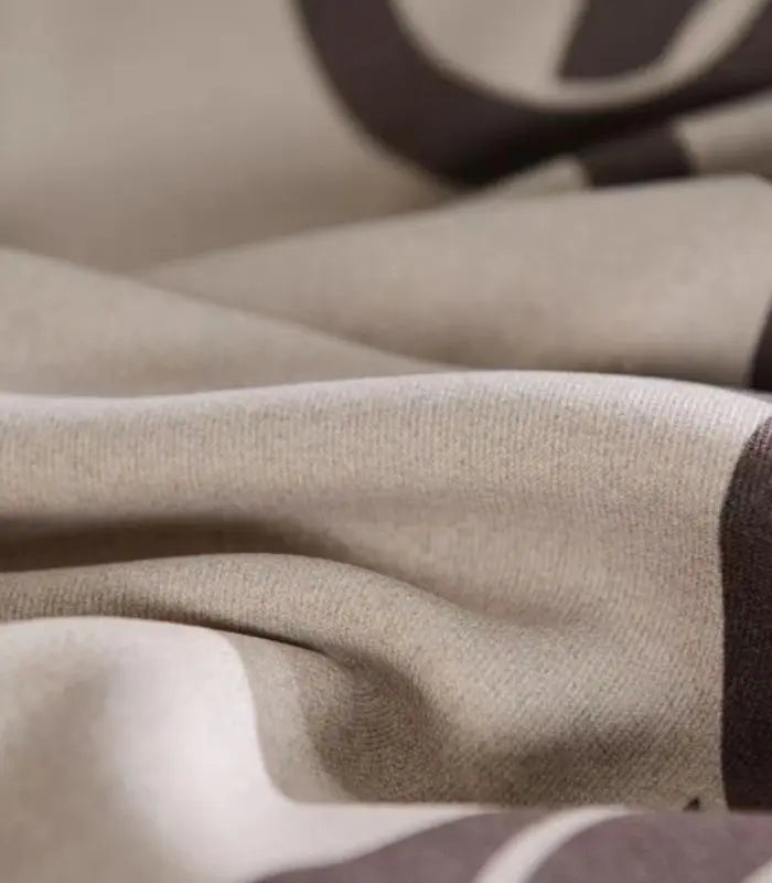 Chaîne d'Élégance Throw Blanket - Parisian Inspired Home Accent