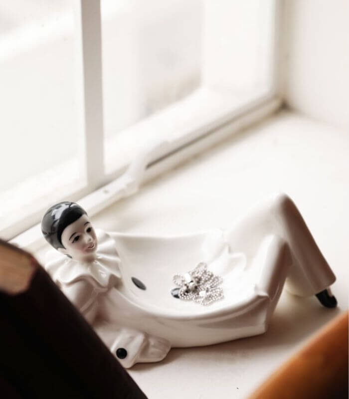 Pierrot Porcelain Trinket Dish – Hand-Painted Clown Ring Holder (23 cm / 9.06 inch)