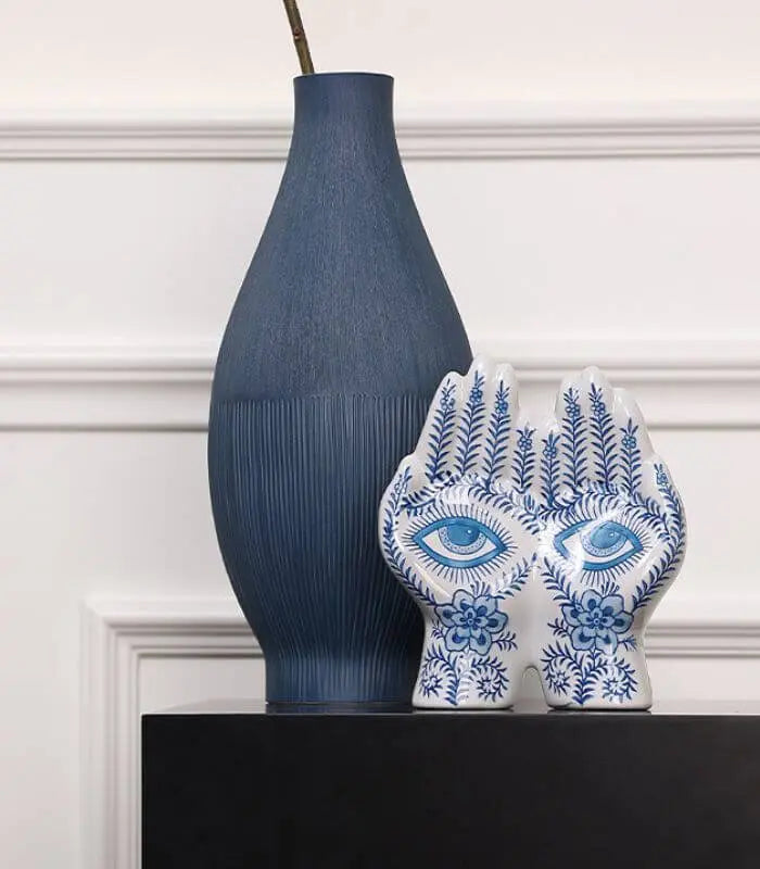 Zarte Porzellan-Handskulptur, blau-weißes Dekorationsobjekt