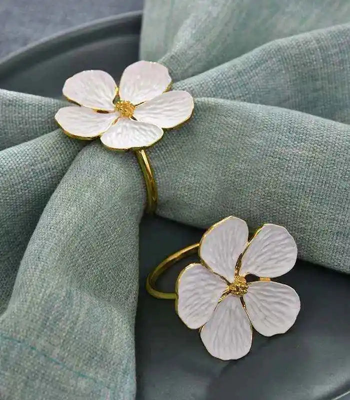 Set mit 6 Serviettenringen aus Metall mit Blumenmuster in Gold und Weiß