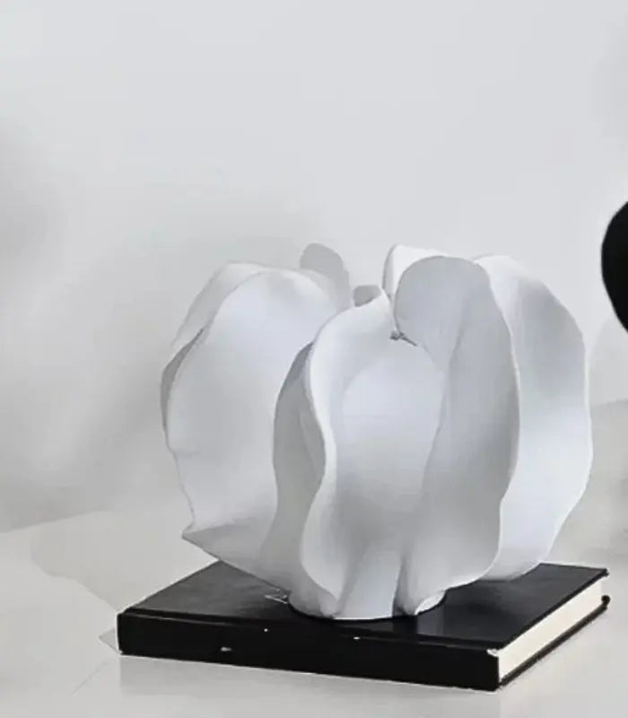 Reverie Resin Vase – Handcrafted Sculptural Design 24 cm (9.45 in)