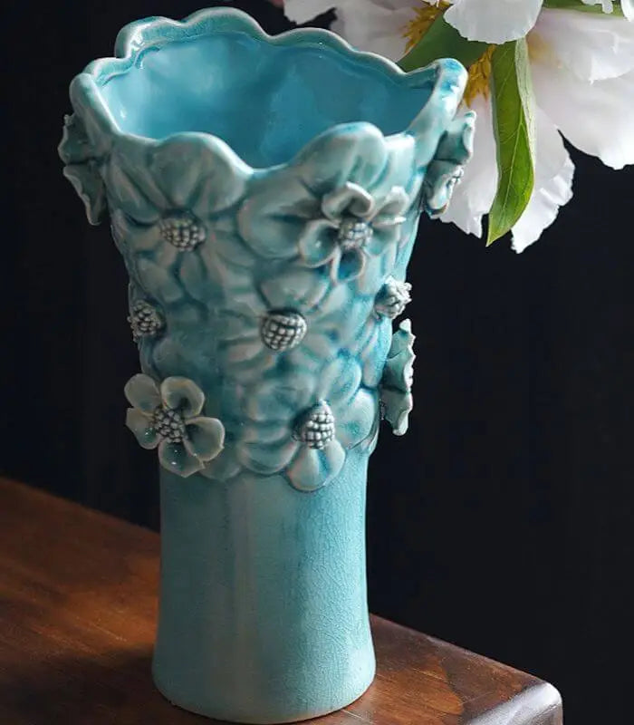 Flora Handgefertigte Blumenvase aus Porzellan – 3D-Blumenrelief, Craquelé-Glasur-Finish, 19,5 cm 