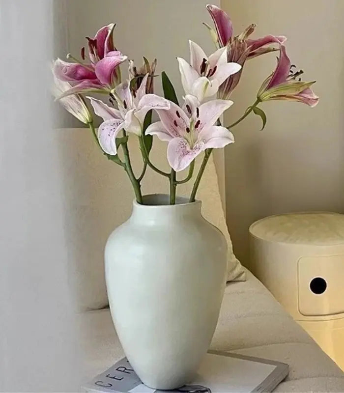 Atelier Ceramic Vase – Classic Amphora Silhouette Ivory