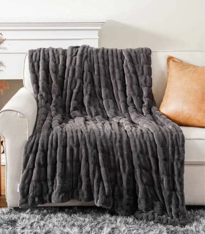 Faux Fur Throw Blanket Luxe Grey Plush and Thick (2 kg)