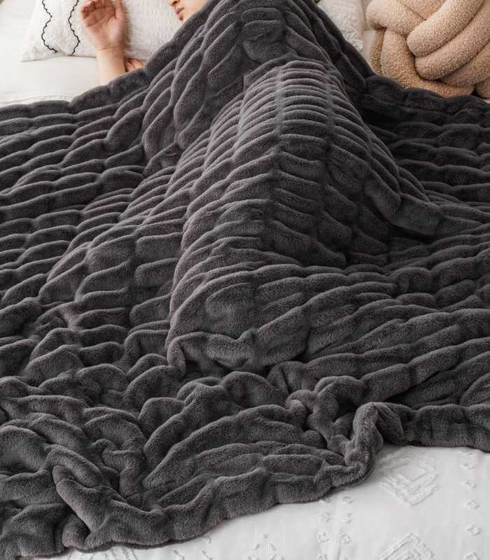 Faux Fur Throw Blanket Luxe Grey Plush and Thick (2 kg)