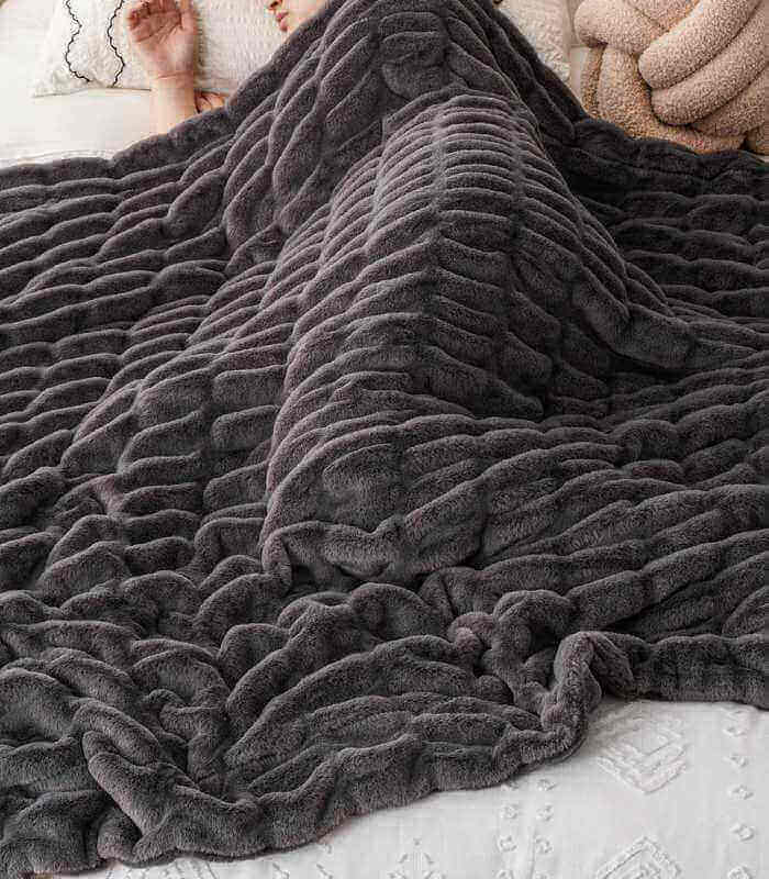 Faux Fur Throw Blanket Luxe Grey Plush and Thick (2 kg)